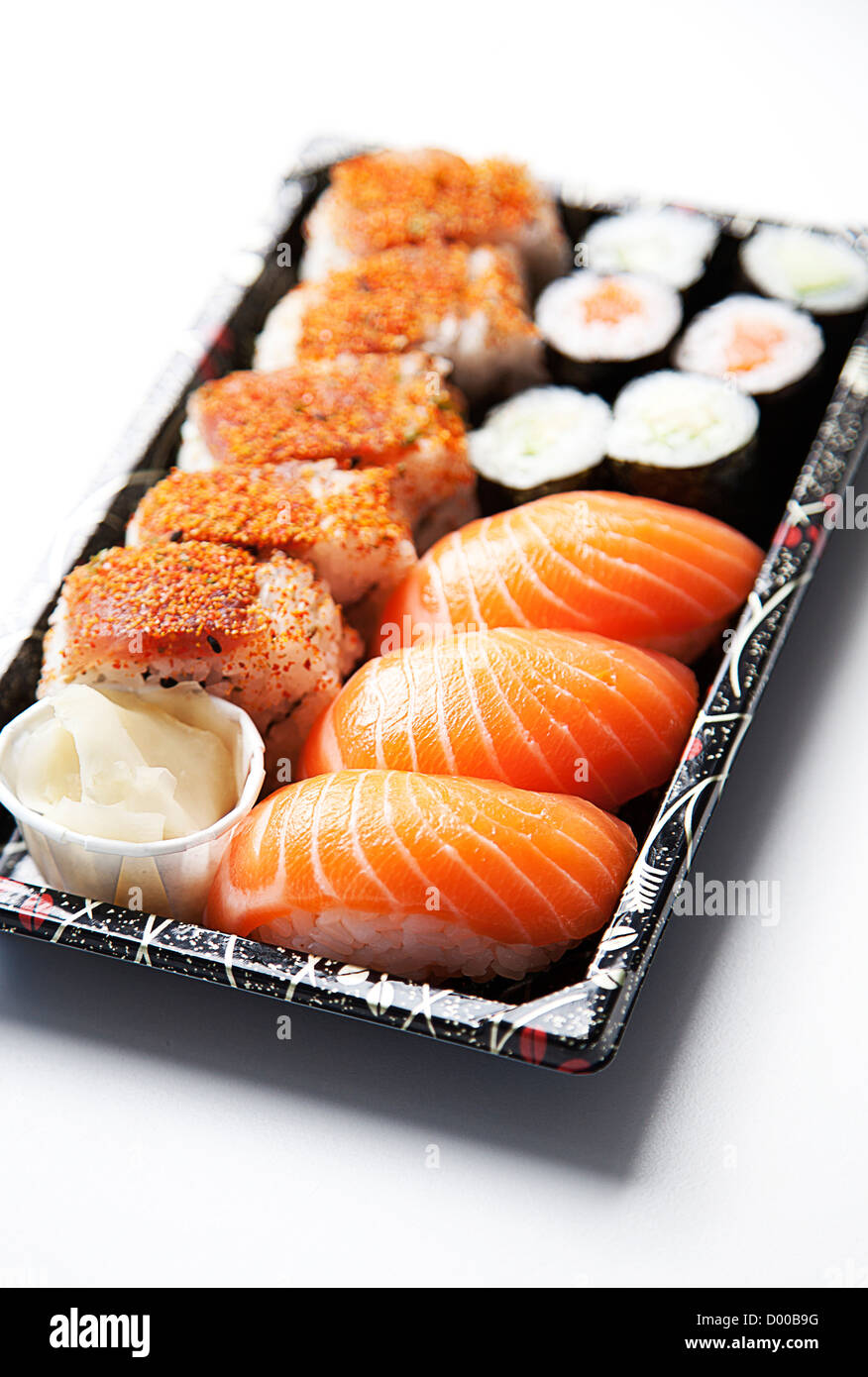 Sushi Essen auf Tablett vor weißem Hintergrund Stockfoto