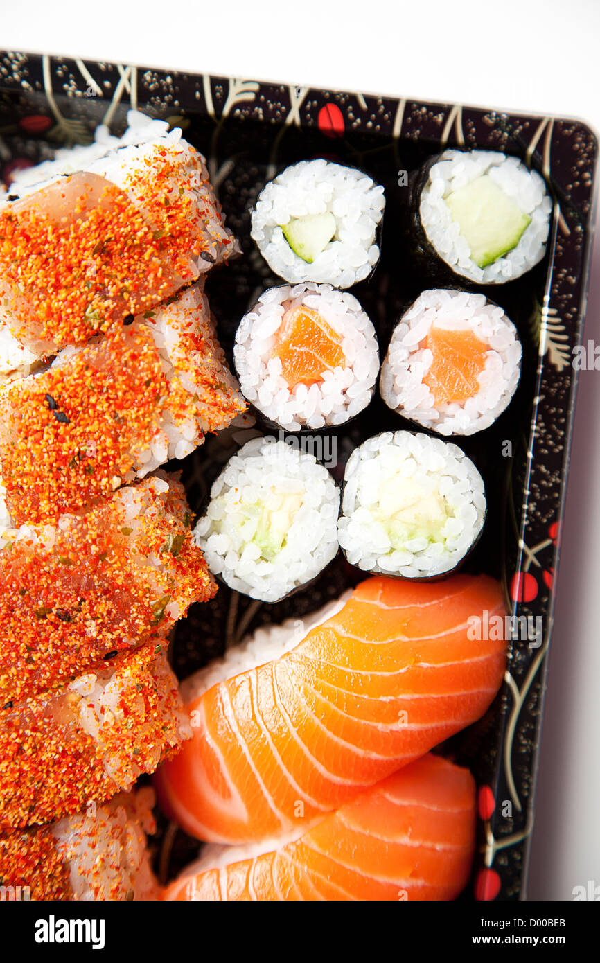Nahaufnahme von Sushi Essen auf Tablett vor weißem Hintergrund Stockfoto