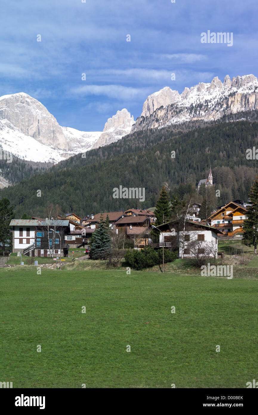 Italien, Dolomiten, Trentino Alto Adige, Vigo Di Fassa-Dorf und im Hintergrund der Rosengarten-Berg Stockfoto