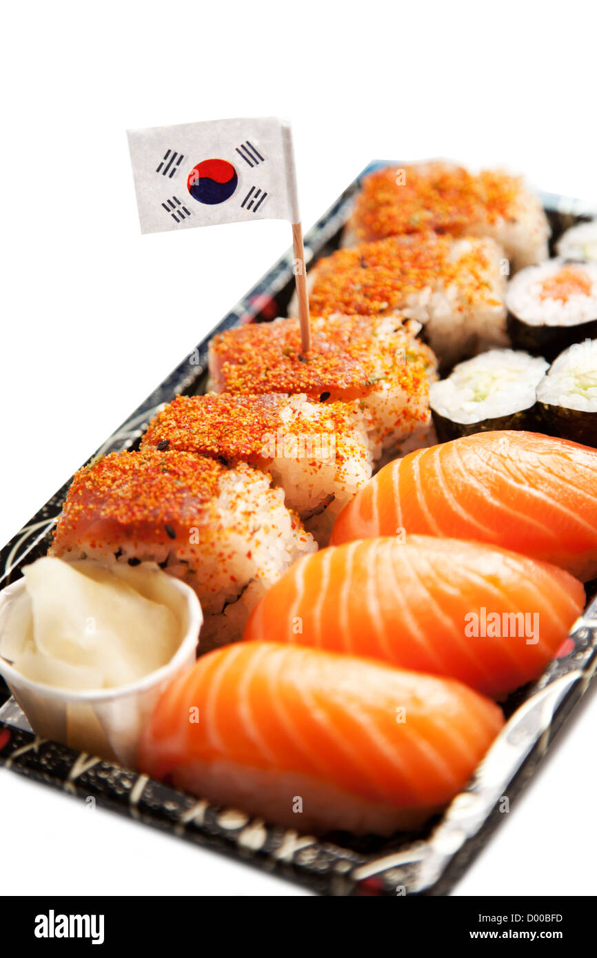 Sushi Essen auf Tablett mit koreanischen Flagge vor weißem Hintergrund Stockfoto