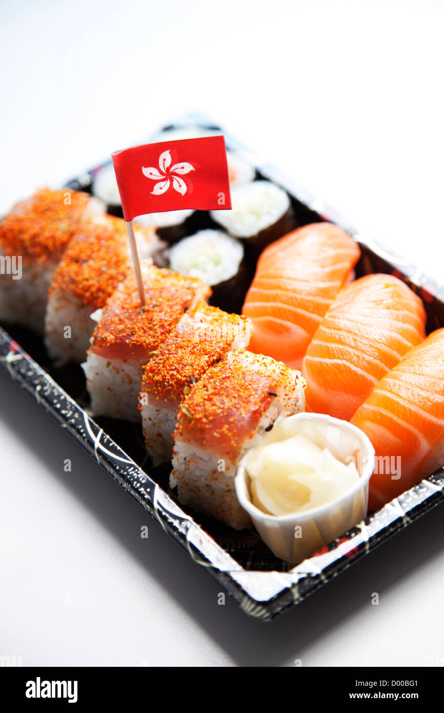 Sushi Essen auf Tablett mit Hong Kong Flagge vor weißem Hintergrund Stockfoto