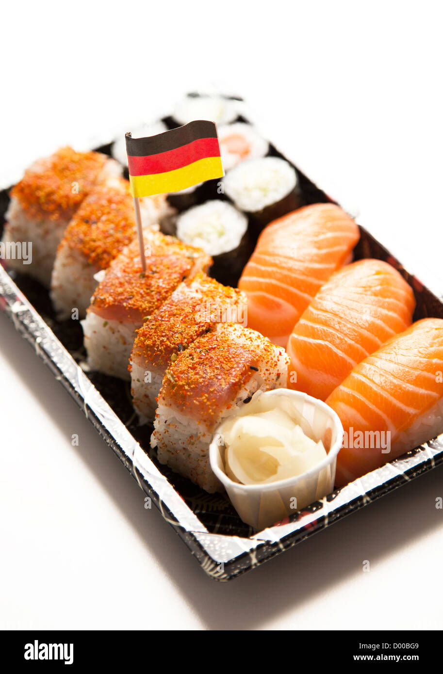 Sushi Essen auf Tablett mit deutscher Flagge vor weißem Hintergrund Stockfoto