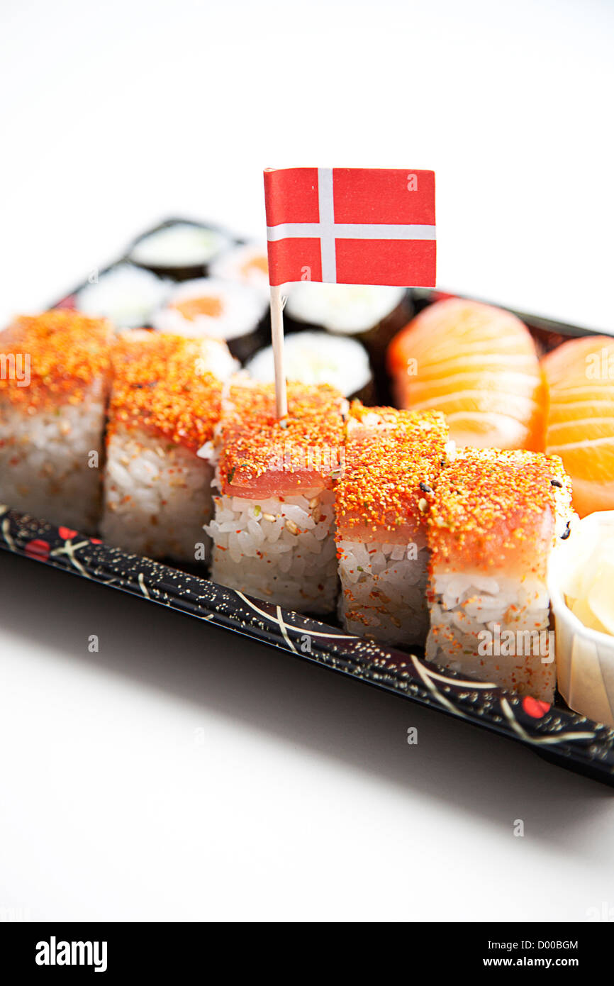 Sushi Essen auf Tablett mit dänischer Flagge vor weißem Hintergrund Stockfoto