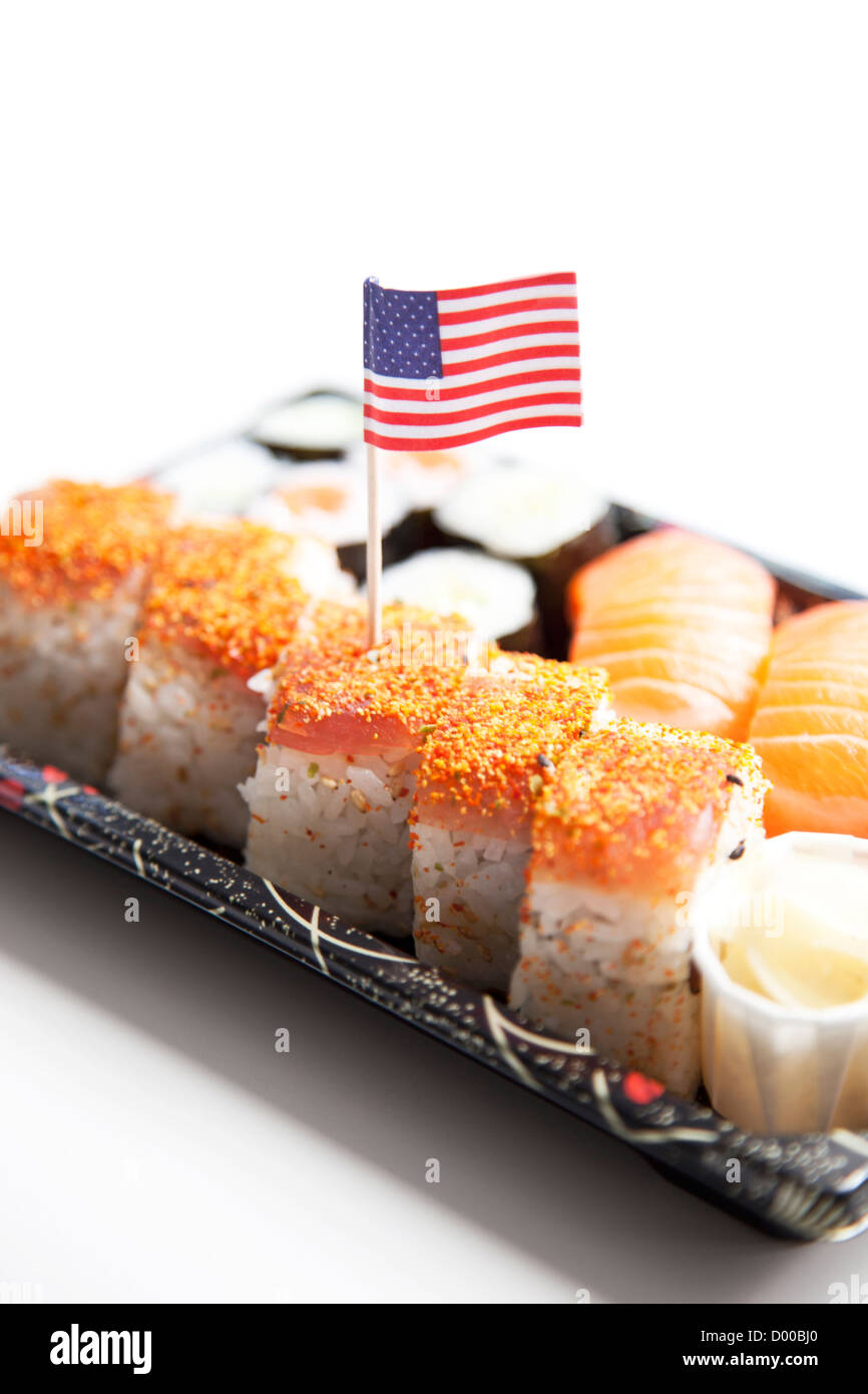 Sushi Essen auf Tablett mit amerikanischen Flagge vor weißem Hintergrund Stockfoto