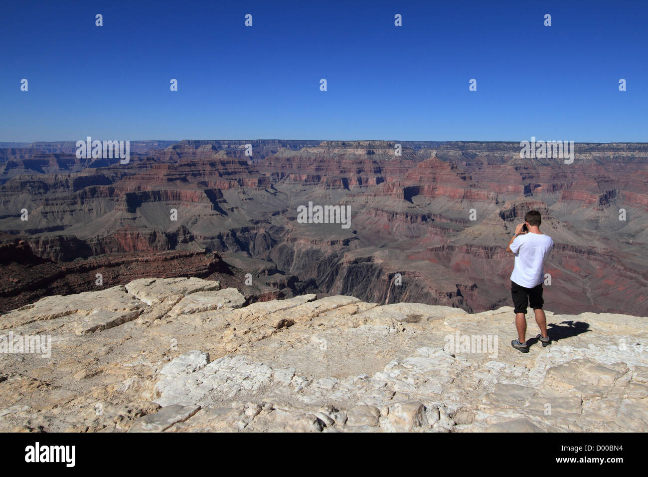 Ein Tourist (nicht identifizierbar) fotografieren Grand Canyon South Rim. Grand Canyon, Arizona, USA Stockfoto
