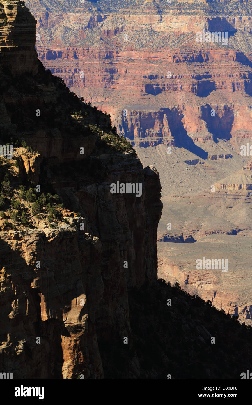 Licht und Schatten auf den steilen Klippen am Grand Canyon in Arizona, USA Stockfoto