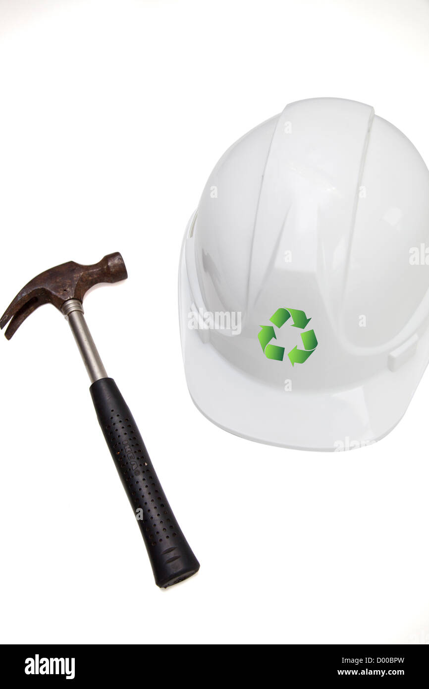 Hammer und hart mit recycling-Zeichen vor weißem Hintergrund Stockfoto