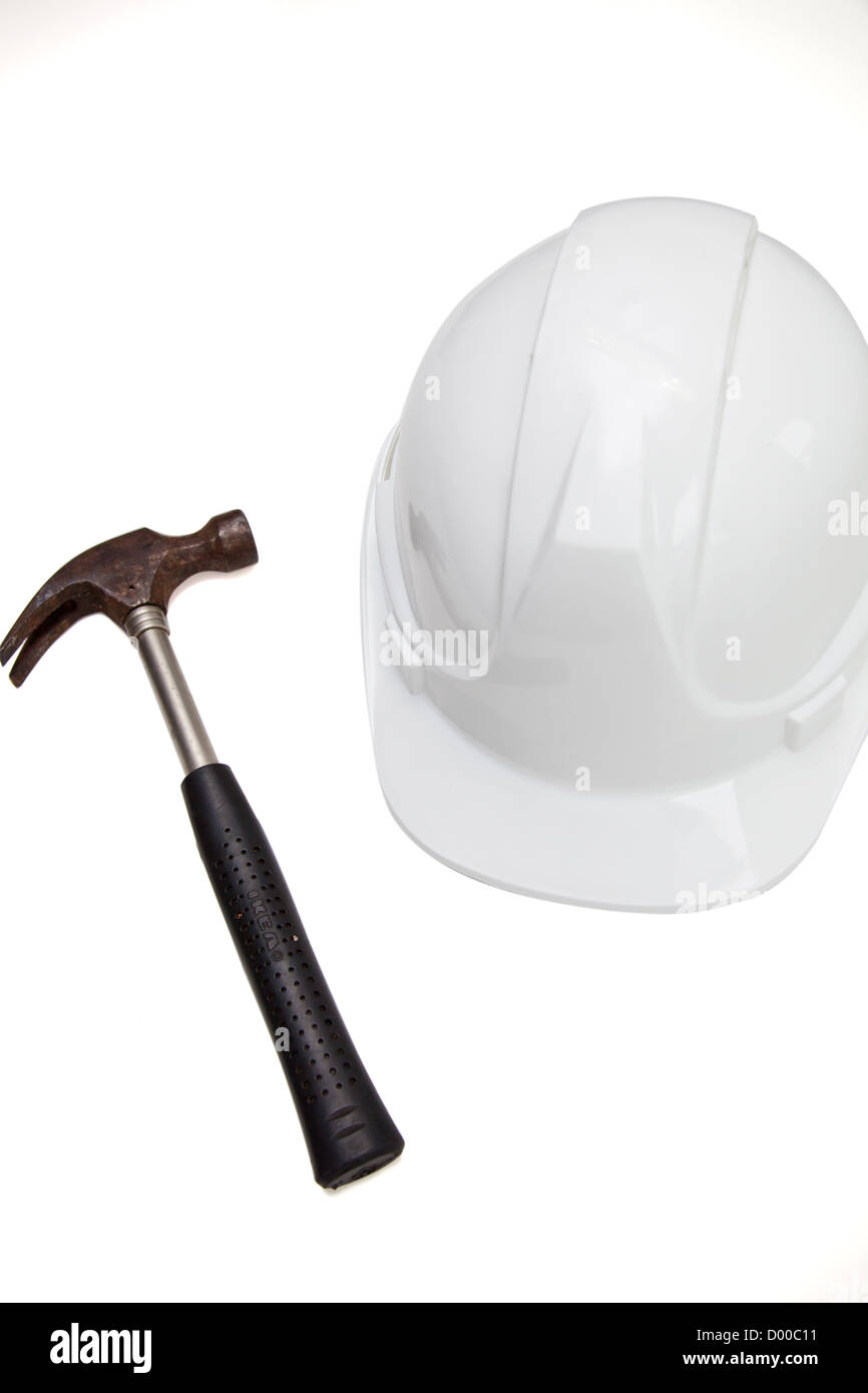 Hammer und hart vor weißem Hintergrund Stockfoto