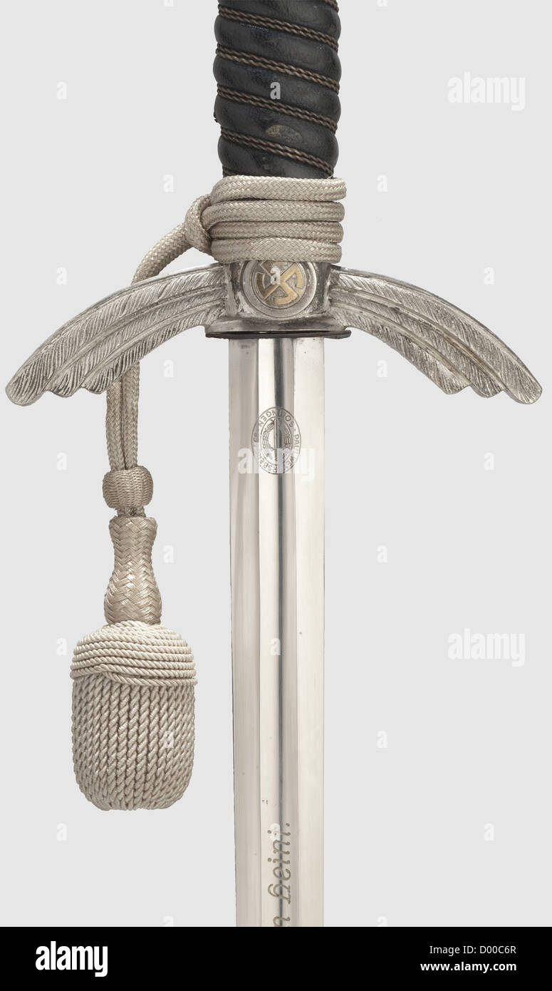 Ein Präsentationsmodell 1934 Luftwaffe Schwert mit Aufhänger, Maker markiert Paul Weyersberg & Co, Solingen Vernickelte Klinge mit Herstellerlogo auf dem Ricasso.die Rückseite der Klinge zeigt die Widmung: 'HORRIDOH! DEIN HEINI'(Horridoh! Ihre Heini) geätzt in den volleren.Pommel und Crossguard aus versilbertem Nichteisenmetall (teilweise gerieben).Blauer silberdrahtumwickelter Griff mit celleonportepee und blauer lederversetzter Scheide mit versilberter fittings.Complete mit blauem Lederaufhänger und Filz dunkelblauer Aufbewahrungstasche.wunderschön konditioniertes Schwert mit seltenen Dedicati,Additional-Rights-Clearences-nicht verfügbar Stockfoto