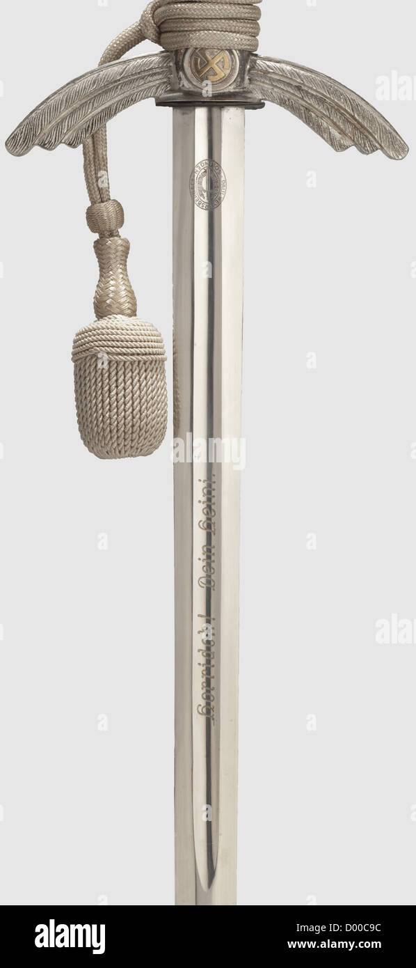 Ein Präsentationsmodell 1934 Luftwaffe Schwert mit Aufhänger, Maker markiert Paul Weyersberg & Co, Solingen Vernickelte Klinge mit Herstellerlogo auf dem Ricasso.die Rückseite der Klinge zeigt die Widmung: 'HORRIDOH! DEIN HEINI'(Horridoh! Ihre Heini) geätzt in den volleren.Pommel und Crossguard aus versilbertem Nichteisenmetall (teilweise gerieben).Blauer silberdrahtumwickelter Griff mit celleonportepee und blauer lederversetzter Scheide mit versilberter fittings.Complete mit blauem Lederaufhänger und Filz dunkelblauer Aufbewahrungstasche.wunderschön konditioniertes Schwert mit seltenen Dedicati,Additional-Rights-Clearences-nicht verfügbar Stockfoto