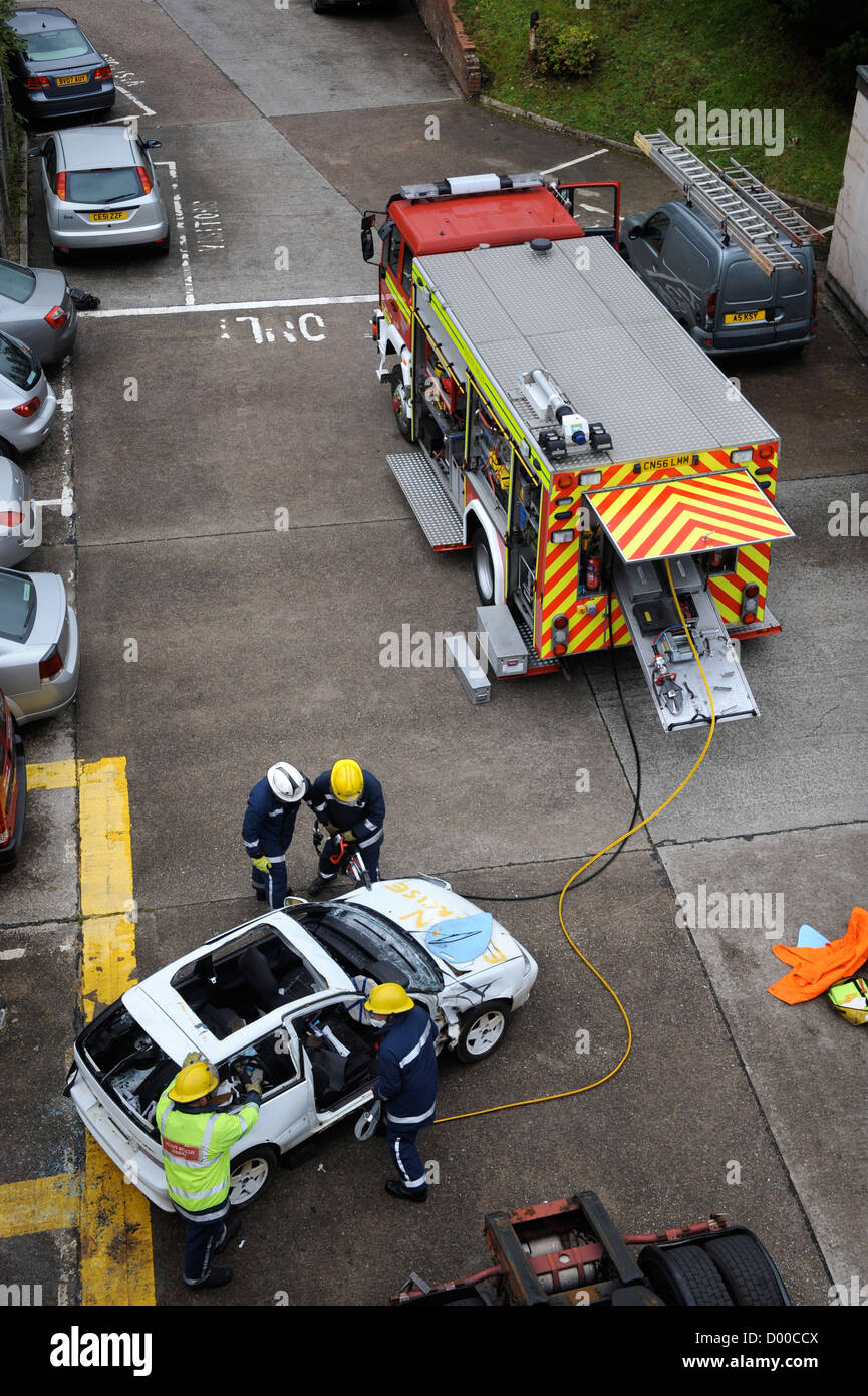 Feuerwehrmann der weißen Uhr in Pontypridd Feuerwache in S Wales haben eine Trainingseinheit auf rta Rettungen mit dem Watch Manager Stockfoto