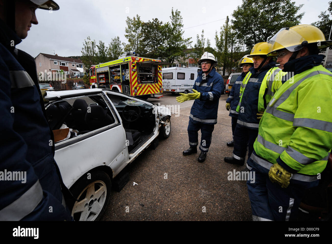 Feuerwehrmann der weißen Uhr in Pontypridd Feuerwache in S Wales haben eine Trainingseinheit auf rta Rettungen mit dem Watch Manager Stockfoto