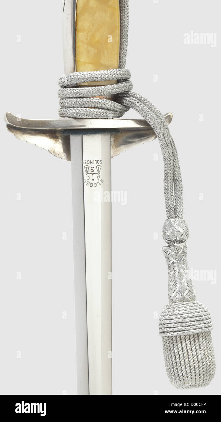 Ein Modell 1938 Diplomat Dolch mit Aufhänger und Portepee, Maker Alcoso, Solingen die Klinge mit geätztem Hersteller-Logo. Versilberte Querruder, Ferrule und Adlerkopf-Knauf, Perlmutt-Griffschuppen. Versilberte Eisenscheide. Länge 37 cm. Passender silberner Portepee. Mit Aufhänger aus gewebtem Silberfaden (gerieben) mit schwarzem Samtfutter und vergoldeten Metallhalterungen. Sehr seltener Dolch, historisch, historisch, 1930er, 20. Jahrhundert, Beamter, Beamte, Diplomat, Diplomat, Diplomaten, Diplomaten, Diplomaten, Diplomatie, Beamter, Beamter, Beamter, Beamte, publ, zusätzliche Rechte-Clearences-nicht verfügbar Stockfoto