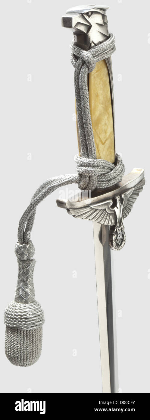 Ein Modell 1938 Diplomat Dolch mit Aufhänger und Portepee, Maker Alcoso, Solingen die Klinge mit geätztem Hersteller-Logo. Versilberte Querruder, Ferrule und Adlerkopf-Knauf, Perlmutt-Griffschuppen. Versilberte Eisenscheide. Länge 37 cm. Passender silberner Portepee. Mit Aufhänger aus gewebtem Silberfaden (gerieben) mit schwarzem Samtfutter und vergoldeten Metallhalterungen. Sehr seltener Dolch, historisch, historisch, 1930er, 20. Jahrhundert, Beamter, Beamte, Diplomat, Diplomat, Diplomaten, Diplomaten, Diplomaten, Diplomatie, Beamter, Beamter, Beamter, Beamte, publ, zusätzliche Rechte-Clearences-nicht verfügbar Stockfoto
