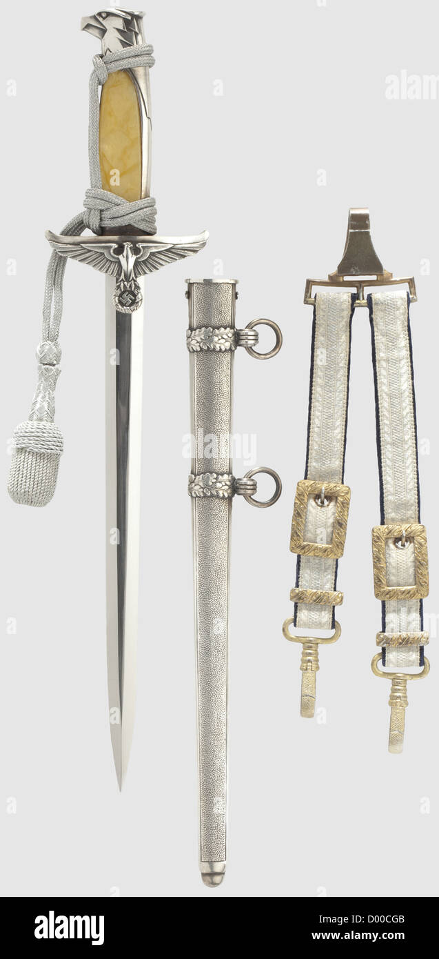 Ein Modell 1938 Diplomat Dolch mit Aufhänger und Portepee, Maker Alcoso, Solingen die Klinge mit geätztem Hersteller-Logo. Versilberte Querruder, Ferrule und Adlerkopf-Knauf, Perlmutt-Griffschuppen. Versilberte Eisenscheide. Länge 37 cm. Passender silberner Portepee. Mit Aufhänger aus gewebtem Silberfaden (gerieben) mit schwarzem Samtfutter und vergoldeten Metallhalterungen. Sehr seltener Dolch, historisch, historisch, 1930er, 20. Jahrhundert, Beamter, Beamte, Diplomat, Diplomat, Diplomaten, Diplomaten, Diplomaten, Diplomatie, Beamter, Beamter, Beamter, Beamte, publ, zusätzliche Rechte-Clearences-nicht verfügbar Stockfoto