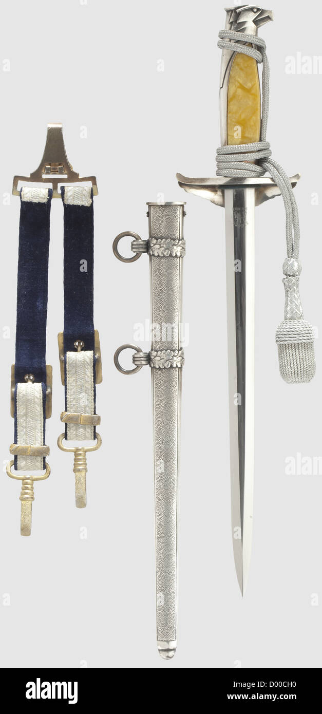 Ein Modell 1938 Diplomat Dolch mit Aufhänger und Portepee, Maker Alcoso, Solingen die Klinge mit geätztem Hersteller-Logo. Versilberte Querruder, Ferrule und Adlerkopf-Knauf, Perlmutt-Griffschuppen. Versilberte Eisenscheide. Länge 37 cm. Passender silberner Portepee. Mit Aufhänger aus gewebtem Silberfaden (gerieben) mit schwarzem Samtfutter und vergoldeten Metallhalterungen. Sehr seltener Dolch, historisch, historisch, 1930er, 20. Jahrhundert, Beamter, Beamte, Diplomat, Diplomat, Diplomaten, Diplomaten, Diplomaten, Diplomatie, Beamter, Beamter, Beamter, Beamte, publ, zusätzliche Rechte-Clearences-nicht verfügbar Stockfoto
