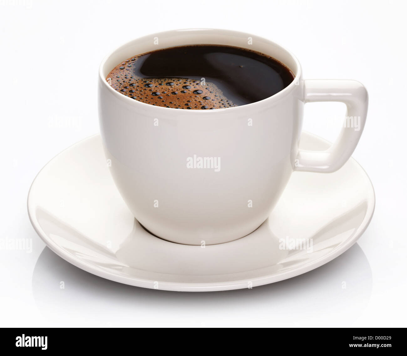 Kaffee-Tasse und Untertasse auf weißem Hintergrund. Stockfoto