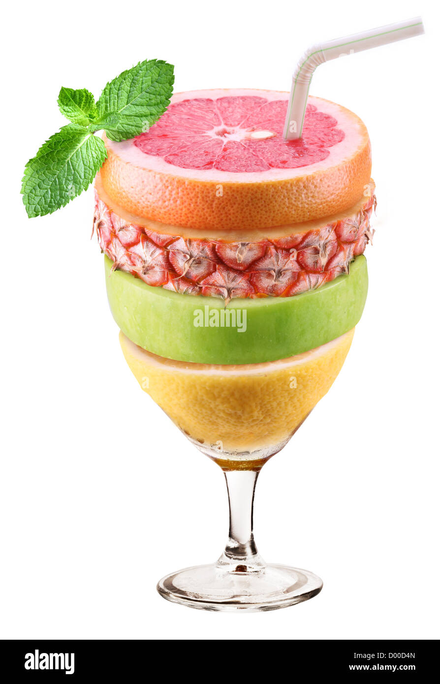 Glas Saft, bestehend aus Schichten von Obst. Isoliert auf weißem Hintergrund. Stockfoto