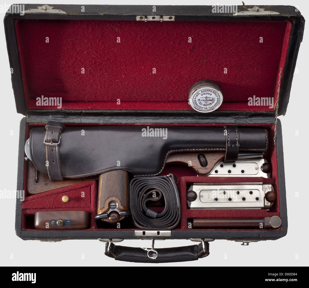 Eine Borchardt C 93, Loewe Herstellung, in seinem Fall, um 1895, Kal. 7.65 Borchardt, Nr. 900. Übereinstimmende Nummern. Spiegelartige Bohrung, Zylinderlänge 190 mm. Acht Aufnahmen. Krone mit Proof-Zeichen/'BUG'. Auf das hintere Schaublatt geschraubt. Vorderansicht mit fixierten Dreiecken. Empfänger mit der Aufschrift „WAFFENFABRIK / LOEWE / BERLIN“, rechts am Gabelgehäuse „SYSTEM BORCHARDT. PATENT.“ Komplett gebürstet Bluing. Kleinteile blau, s historisch, historisch, 19. Jahrhundert, zivile Handfeuerwaffen, Handfeuerwaffen, Waffen, Waffen, Waffen, Waffen, Waffen, Waffen, Objekt, Objekt, Objekt, Objekt, zusätzliche-Rechte-Clearences-nicht verfügbar Stockfoto