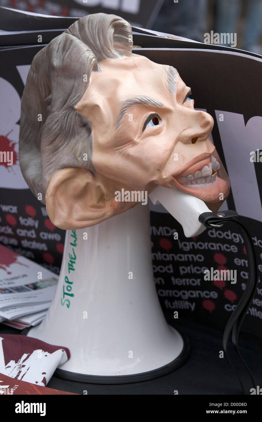 London, UK. 13. November 2012. Ein Protest organisiert von der Haltestelle der Kriegskoalition gegen den ehemaligen britischen Premierminister Tony Blair spricht auf dem Campus der University College London. Tony Blair war einen Kriegsverbrecher gebrandmarkt, der Testversion Kriegsverbrechen an den internationalen Gerichtshof in den Haag wegen seiner Verwicklung in die Kriege in Afghanistan und Irak gegenüberstehen sollte.  Bildnachweis: Amer Ghazzal / Alamy Live News Stockfoto