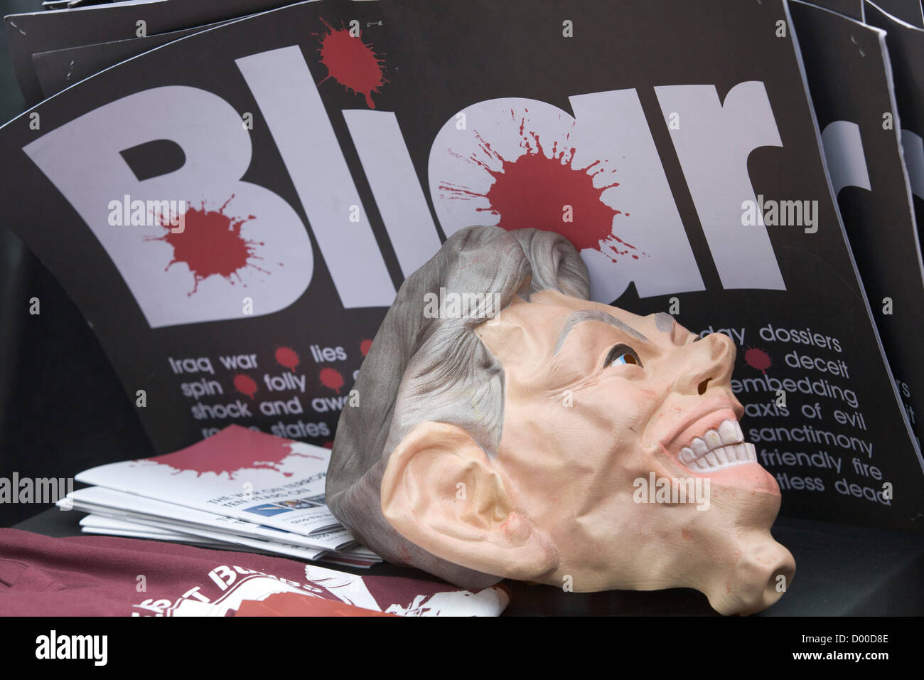 London, UK. 13. November 2012. Ein Protest organisiert von der Haltestelle der Kriegskoalition gegen den ehemaligen britischen Premierminister Tony Blair spricht auf dem Campus der University College London. Tony Blair war einen Kriegsverbrecher gebrandmarkt, der Testversion Kriegsverbrechen an den internationalen Gerichtshof in den Haag wegen seiner Verwicklung in die Kriege in Afghanistan und Irak gegenüberstehen sollte. Stockfoto