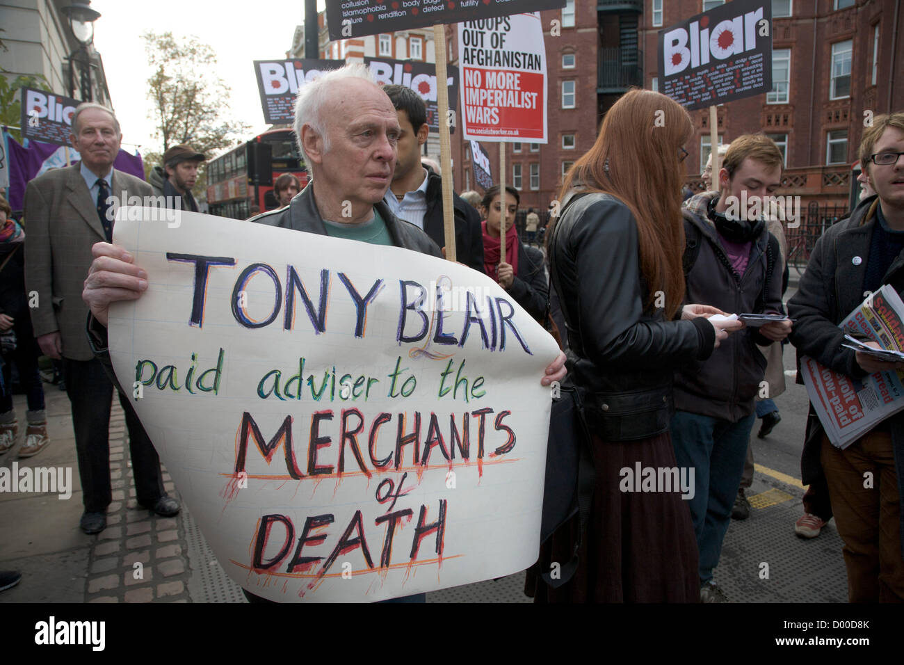 London, UK. 13. November 2012. Ein Protest organisiert von der Haltestelle der Kriegskoalition gegen den ehemaligen britischen Premierminister Tony Blair spricht auf dem Campus der University College London. Tony Blair war einen Kriegsverbrecher gebrandmarkt, der Testversion Kriegsverbrechen an den internationalen Gerichtshof in den Haag wegen seiner Verwicklung in die Kriege in Afghanistan und Irak gegenüberstehen sollte.  Bildnachweis: Amer Ghazzal / Alamy Live News Stockfoto