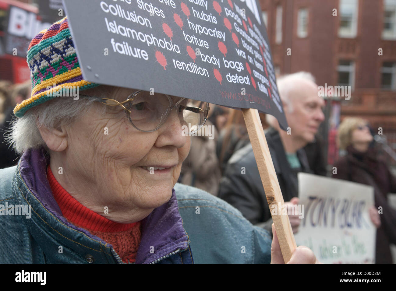 London, UK. 13. November 2012. Ein Protest organisiert von der Haltestelle der Kriegskoalition gegen den ehemaligen britischen Premierminister Tony Blair spricht auf dem Campus der University College London. Tony Blair war einen Kriegsverbrecher gebrandmarkt, der Testversion Kriegsverbrechen an den internationalen Gerichtshof in den Haag wegen seiner Verwicklung in die Kriege in Afghanistan und Irak gegenüberstehen sollte.  Bildnachweis: Amer Ghazzal / Alamy Live News Stockfoto