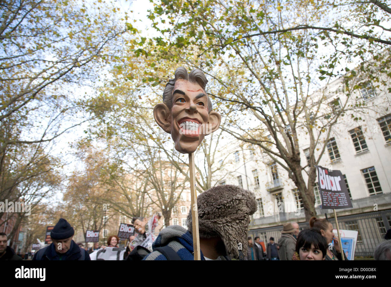 London, UK. 13. November 2012. Ein Protest organisiert von der Haltestelle der Kriegskoalition gegen den ehemaligen britischen Premierminister Tony Blair spricht auf dem Campus der University College London. Tony Blair war einen Kriegsverbrecher gebrandmarkt, der Testversion Kriegsverbrechen an den internationalen Gerichtshof in den Haag wegen seiner Verwicklung in die Kriege in Afghanistan und Irak gegenüberstehen sollte.  Bildnachweis: Amer Ghazzal / Alamy Live News Stockfoto