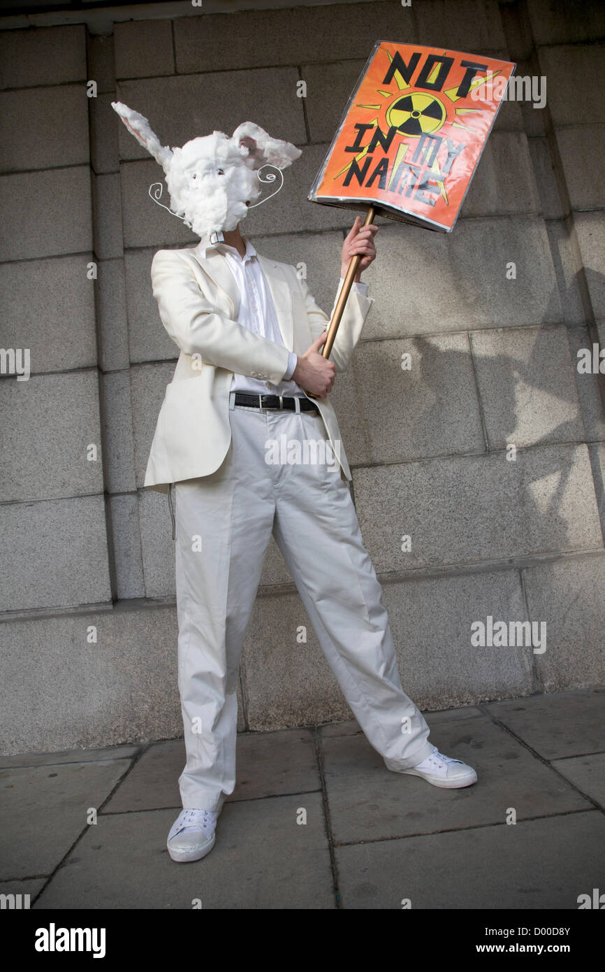 London, UK. 13. November 2012. Ein Protest organisiert von der Haltestelle der Kriegskoalition gegen den ehemaligen britischen Premierminister Tony Blair spricht auf dem Campus der University College London. Tony Blair war einen Kriegsverbrecher gebrandmarkt, der Testversion Kriegsverbrechen an den internationalen Gerichtshof in den Haag wegen seiner Verwicklung in die Kriege in Afghanistan und Irak gegenüberstehen sollte.  Bildnachweis: Amer Ghazzal / Alamy Live News Stockfoto