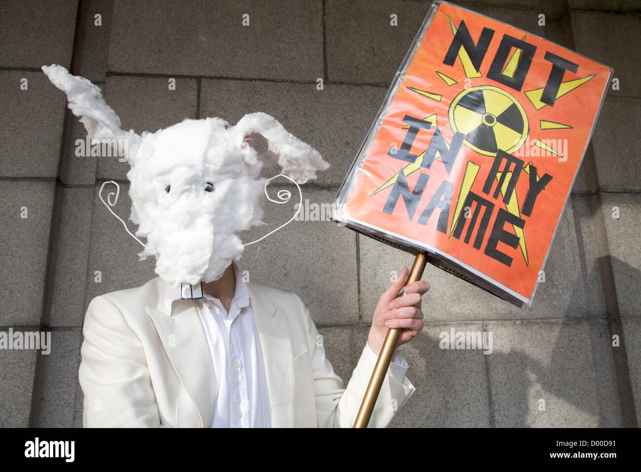 London, UK. 13. November 2012. Ein Protest organisiert von der Haltestelle der Kriegskoalition gegen den ehemaligen britischen Premierminister Tony Blair spricht auf dem Campus der University College London. Tony Blair war einen Kriegsverbrecher gebrandmarkt, der Testversion Kriegsverbrechen an den internationalen Gerichtshof in den Haag wegen seiner Verwicklung in die Kriege in Afghanistan und Irak gegenüberstehen sollte.  Bildnachweis: Amer Ghazzal / Alamy Live News Stockfoto
