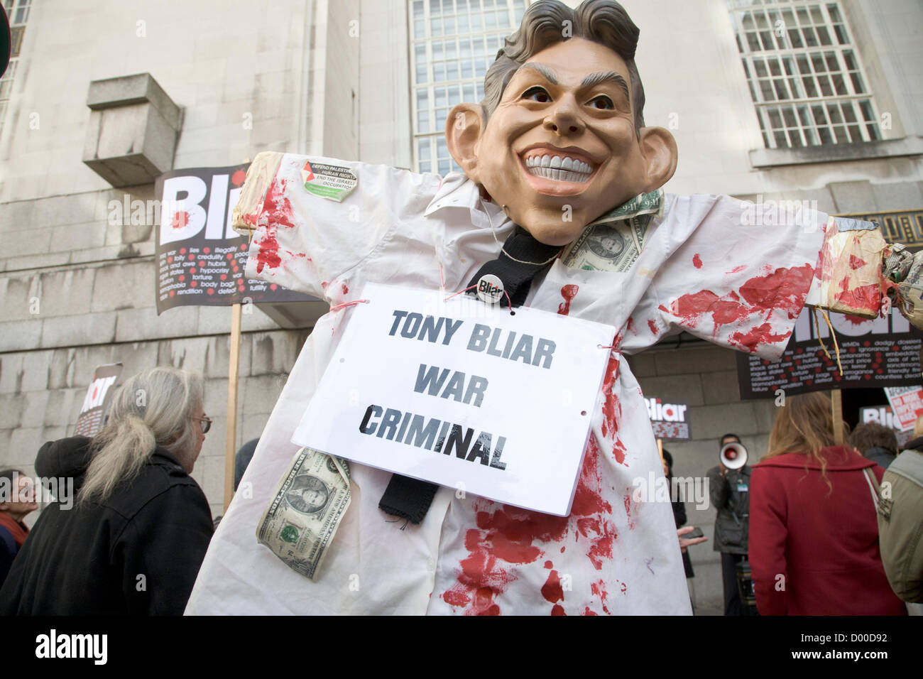 London, UK. 13. November 2012. Ein Protest organisiert von der Haltestelle der Kriegskoalition gegen den ehemaligen britischen Premierminister Tony Blair spricht auf dem Campus der University College London. Tony Blair war einen Kriegsverbrecher gebrandmarkt, der Testversion Kriegsverbrechen an den internationalen Gerichtshof in den Haag wegen seiner Verwicklung in die Kriege in Afghanistan und Irak gegenüberstehen sollte.  Bildnachweis: Amer Ghazzal / Alamy Live News Stockfoto