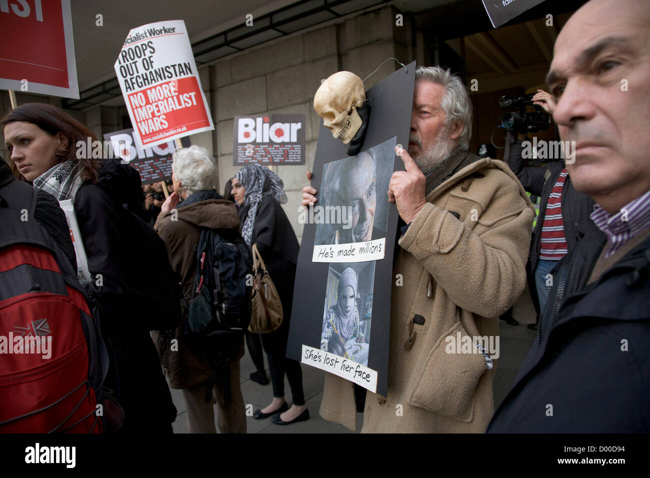 London, UK. 13. November 2012. Ein Protest organisiert von der Haltestelle der Kriegskoalition gegen den ehemaligen britischen Premierminister Tony Blair spricht auf dem Campus der University College London. Tony Blair war einen Kriegsverbrecher gebrandmarkt, der Testversion Kriegsverbrechen an den internationalen Gerichtshof in den Haag wegen seiner Verwicklung in die Kriege in Afghanistan und Irak gegenüberstehen sollte.  Bildnachweis: Amer Ghazzal / Alamy Live News Stockfoto