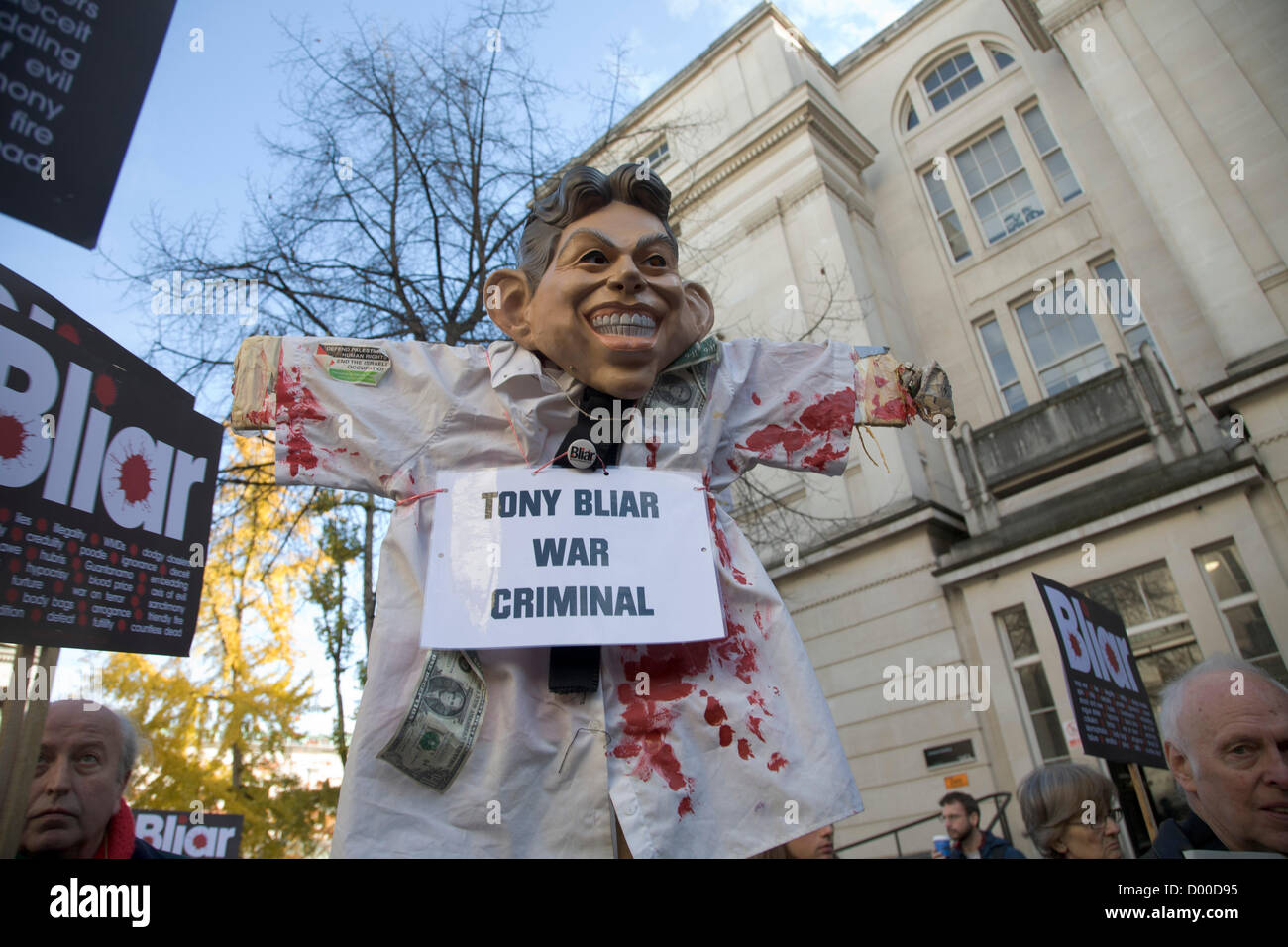 London, UK. 13. November 2012. Ein Protest organisiert von der Haltestelle der Kriegskoalition gegen den ehemaligen britischen Premierminister Tony Blair spricht auf dem Campus der University College London. Tony Blair war einen Kriegsverbrecher gebrandmarkt, der Testversion Kriegsverbrechen an den internationalen Gerichtshof in den Haag wegen seiner Verwicklung in die Kriege in Afghanistan und Irak gegenüberstehen sollte.  Bildnachweis: Amer Ghazzal / Alamy Live News Stockfoto