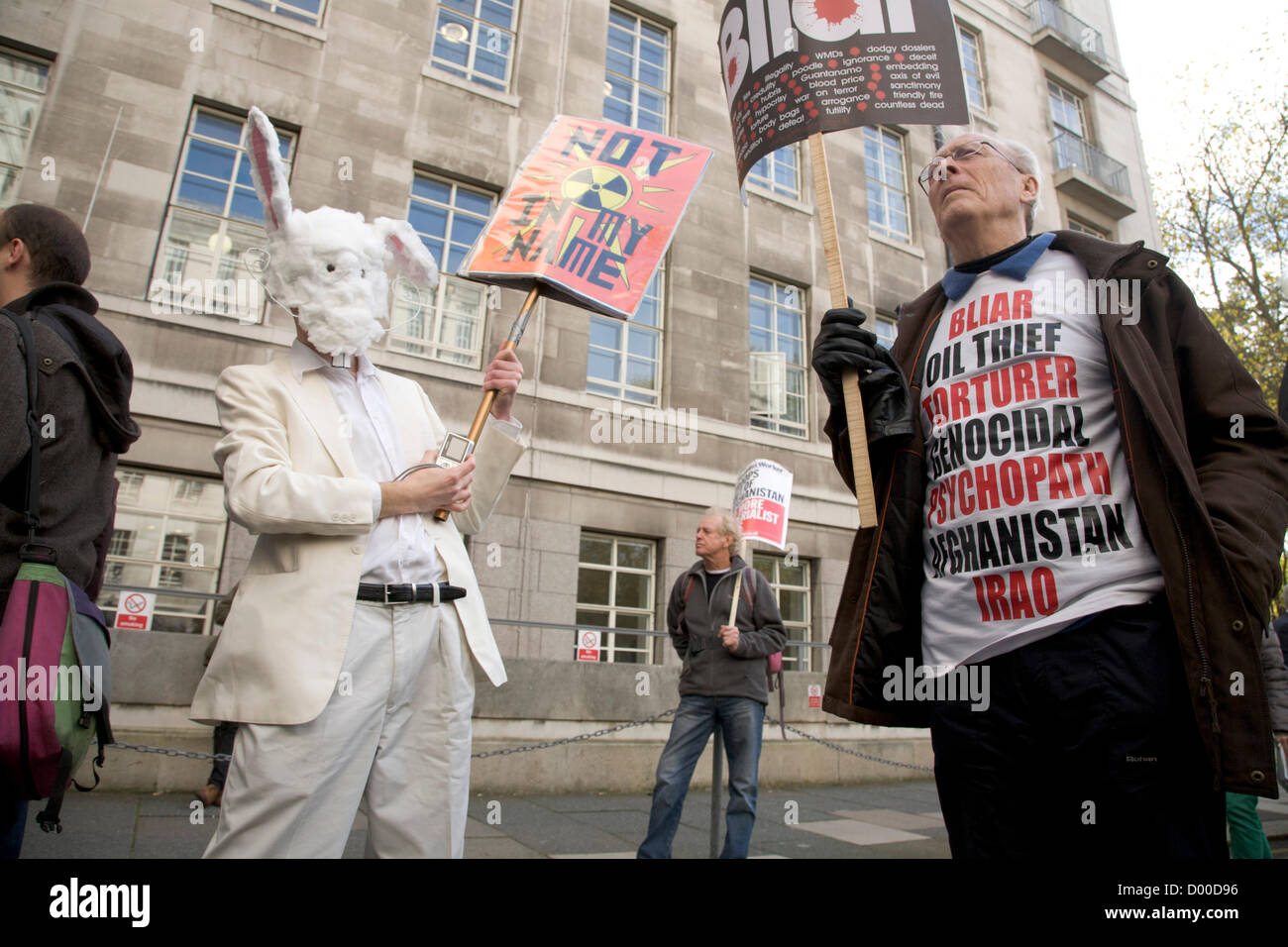 London, UK. 13. November 2012. Ein Protest organisiert von der Haltestelle der Kriegskoalition gegen den ehemaligen britischen Premierminister Tony Blair spricht auf dem Campus der University College London. Tony Blair war einen Kriegsverbrecher gebrandmarkt, der Testversion Kriegsverbrechen an den internationalen Gerichtshof in den Haag wegen seiner Verwicklung in die Kriege in Afghanistan und Irak gegenüberstehen sollte.  Bildnachweis: Amer Ghazzal / Alamy Live News Stockfoto