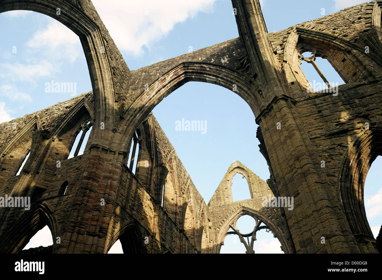 Tintern Abbey im Wye Valley, Monmouthshire, Wales, UK. Zisterziensische christliche Kloster gegründet 1131. Zentralen Querschiff Bögen Stockfoto