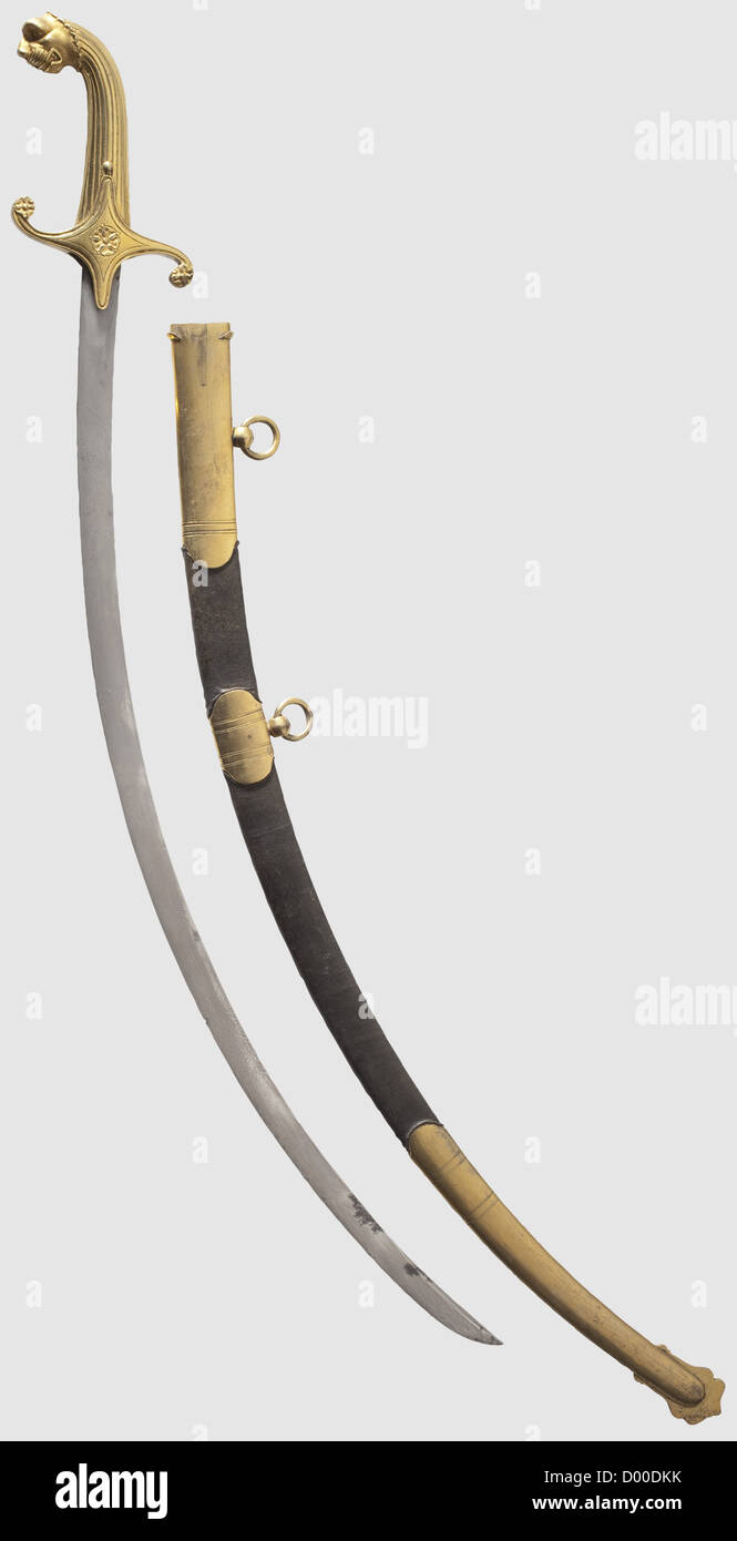 Ein deutscher Säbel à la Mameluke, Anfang des 19. Jahrhunderts. Gebogene, einschneidige Klinge aus Damaszener Stahl (?), beidseitig mit Trophäen, Jagdhorn und floralen Elementen auf zwei Drittel ihrer Länge geätzt und auf der Rückseite der Klinge mit dem Schriftzug "münch." beschriftet. Einteiliger Messing-Gussguss, vergoldeter Ziergehilz mit fein gemeißeltem Löwenkopf-Knauf. Lederscheide mit vergoldeten Messingbefestigungen. Die Klinge leicht an Stellen entsteint, und die Vergoldung etwas gerieben an Stellen. Länge 93 cm,historisch,historisch,19. Jahrhundert,Objekt,Objekte,Stills,Ausschneiden,Ausschneiden,Ausschneiden,zusätzliche-Rechte-Clearences-nicht verfügbar Stockfoto