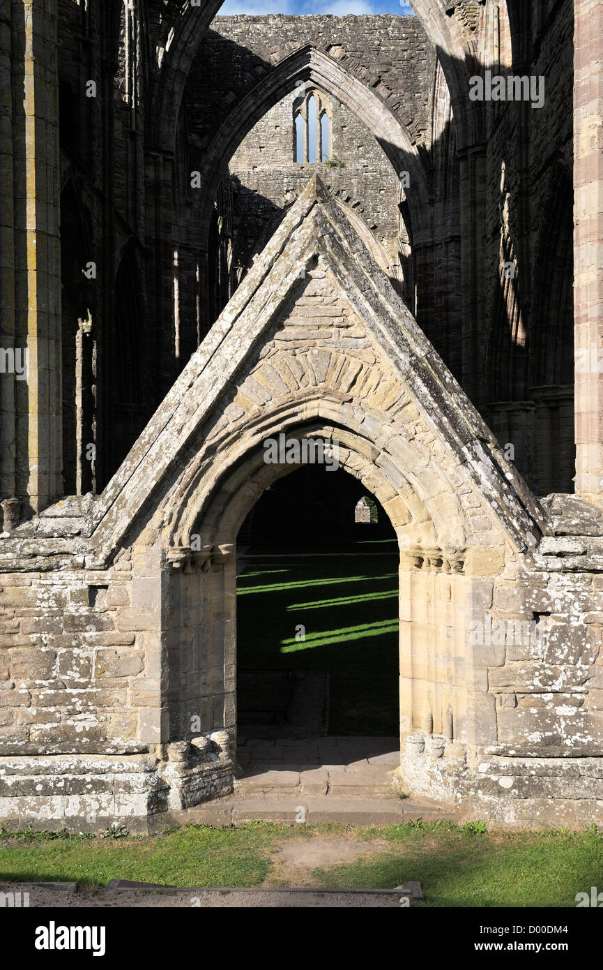 Tintern Abbey im Wye Valley, Monmouthshire, Wales, UK. Zisterziensische christliche Kloster gegründet 1131. Die südlichen Querschiff Tür Stockfoto