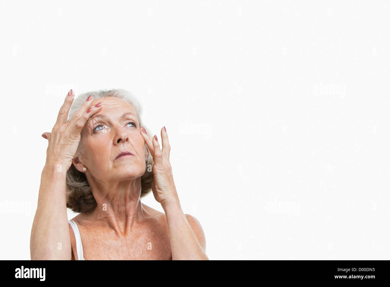 Ältere Frau leidet Kopfschmerzen vor weißem Hintergrund Stockfoto