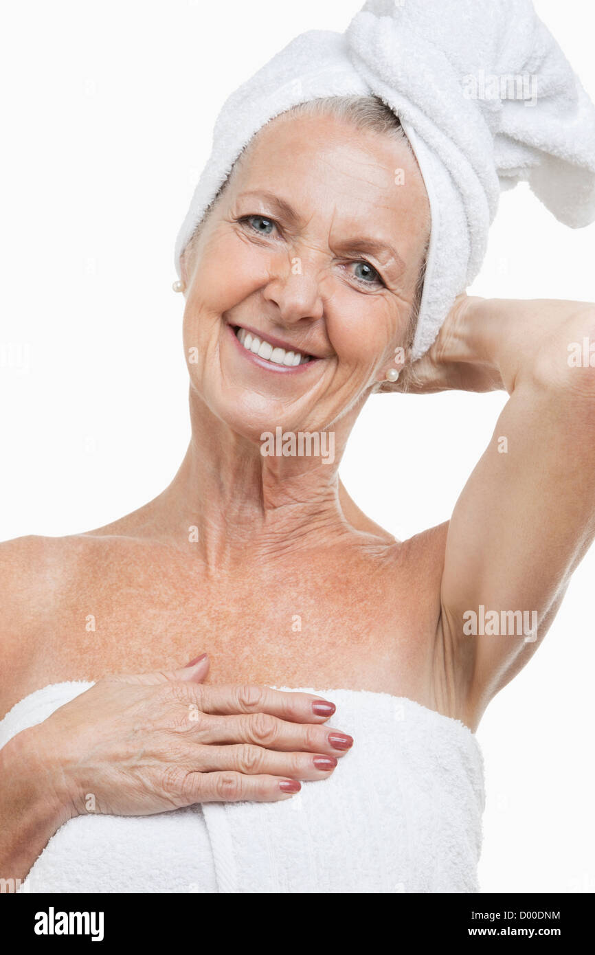 Porträt von senior Frau eingewickelt in Tücher vor weißem Hintergrund Stockfoto