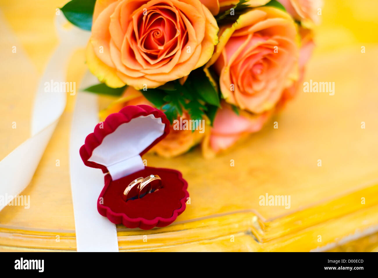 Zwei neue Trauringe in Box mit Rosen Stockfoto