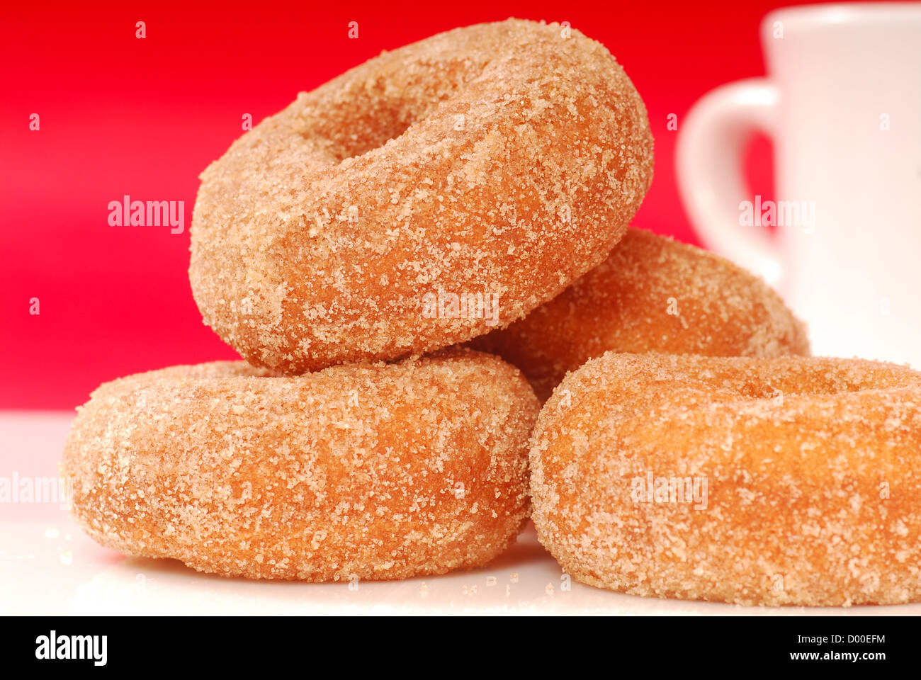 Frisch gebackener Apfel-Zimt Teig-Muttern mit Kaffee Stockfoto