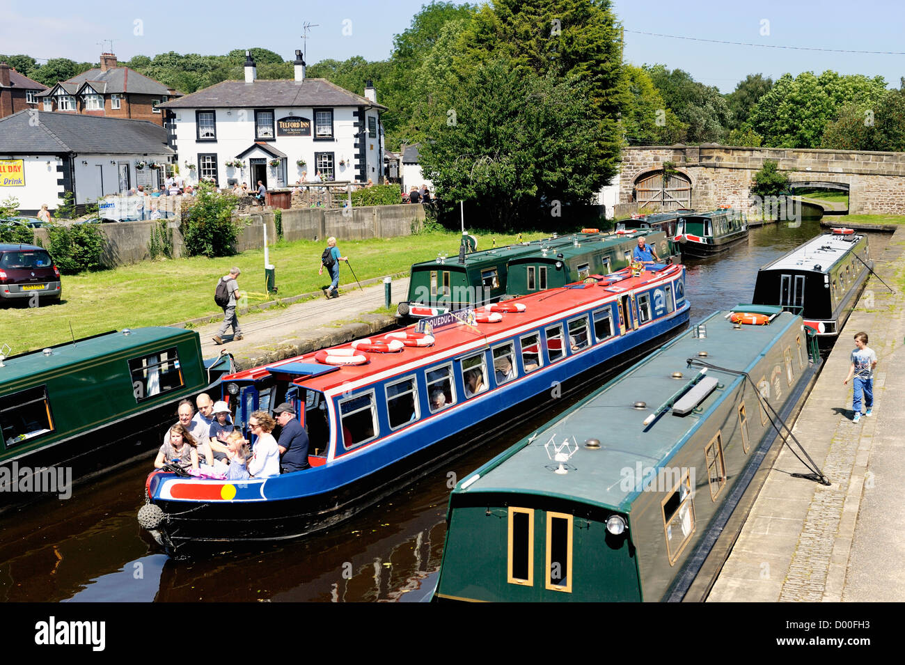 Narrowboats auf Trevor Kanal-Becken am Llangollen Kanal am Pontcysyllte-Aquädukt in der Nähe von Wrexham, Wales, UK Stockfoto