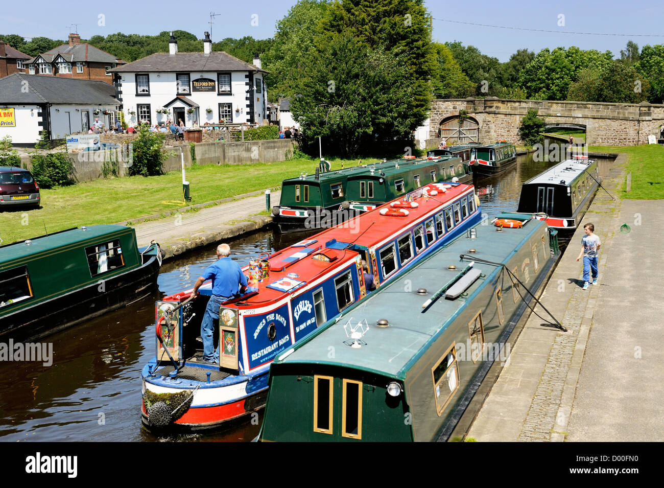 Narrowboats auf Trevor Kanal-Becken am Llangollen Kanal am Pontcysyllte-Aquädukt in der Nähe von Wrexham, Wales, UK Stockfoto