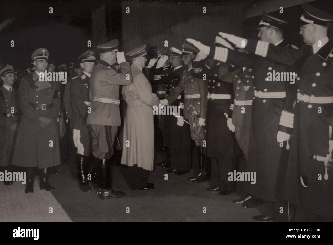 Rudolf Heß - persönliche Visierkappe als Reissleiter, Hellbrauner Körper aus feinem Gabardin, goldgelbe Paspel, braunes Samtband, großes braunes Ledervisier, dünne Goldkappenkordel, silberner Adler, emaillierte Kakade. Innenfutter aus leichter Seide mit goldengestempeltem Makeraufkleber "Aug. Müller München", RZM-Tag mit Mitgliedsnummer "16" des Trägers, das dunkelbraune Schweißband mit persönlichem Monogramm "R H". In ausgezeichnetem Zustand sind nur leichte Verschleißspuren enthalten. D Eingeschlossen sind drei Wunschtelegramme zur Geburt seines Sohnes Wolf Rüdiger 1937 von Heinrich und Marga Himmler, von Blomb, Stockfoto