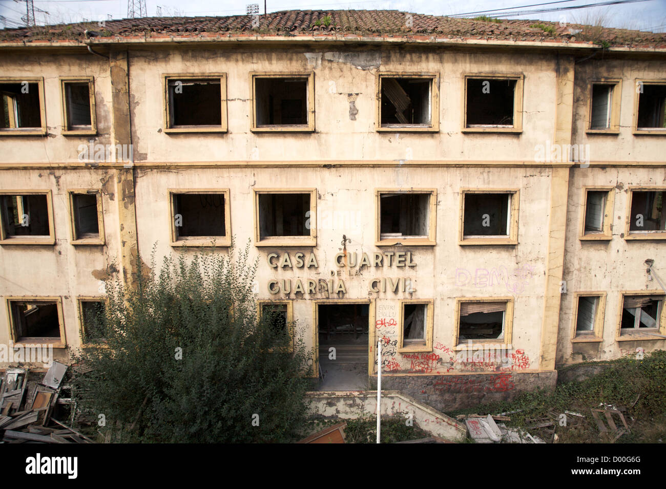 baufälligen alten Polizeistation neben Gijon Stadt in Asturien Stockfoto