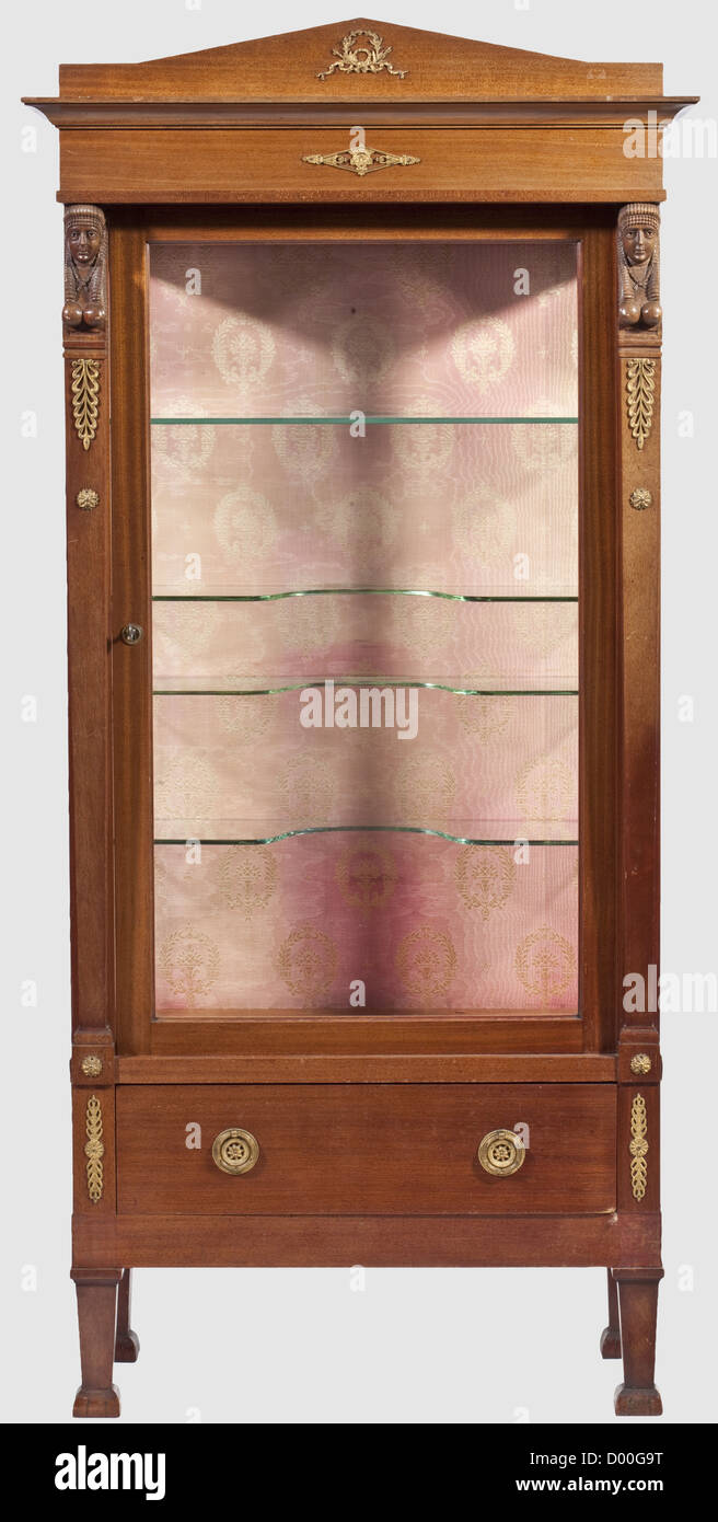 Kaiser Wilhelm II. - Glasvitrine aus dem Neuen Schloss, in Potsdam, im Neo-Empire-Stil, um 1900. Weichholz mit dickem Mahagoni-Furnier, Dekoratbüsten im antiken ägyptischen Stil und vergoldeten Messinghalterungen. Die Tür und die schmalen Seiten mit Glasscheiben, die Rückseite mit rosa bedruckter Seide bedeckt (etwas verblasst). Vier Glasregale, die drei unteren Platten mit zentralen Ausschnitten für größere (Porzellan?) Objekte, eine einzelne Schublade darunter. Abmessungen 179 x 76 x 45 cm. Rückseite mit Aufschrift 'Schloß Neues Palais Zimmer Nr. 207 Lfde Nr. ??'(,Additional-Rights-Clearences-not available Stockfoto Kaiser Wilhelm II. - Glasvitrine aus dem Neuen Schloss, in Potsdam, im Neo-Empire-Stil, um 1900. Weichholz mit dickem Mahagoni-Furnier, Dekoratbüsten im antiken ägyptischen Stil und vergoldeten Messinghalterungen. Die Tür und die schmalen Seiten mit Glasscheiben, die Rückseite mit rosa bedruckter Seide bedeckt (etwas verblasst). Vier Glasregale, die drei unteren Platten mit zentralen Ausschnitten für größere (Porzellan?) Objekte, eine einzelne Schublade darunter. Abmessungen 179 x 76 x 45 cm. Rückseite mit Aufschrift 'Schloß Neues Palais Zimmer Nr. 207 Lfde Nr. ??'(,Additional-Rights-Clearences-not available Stockfoto