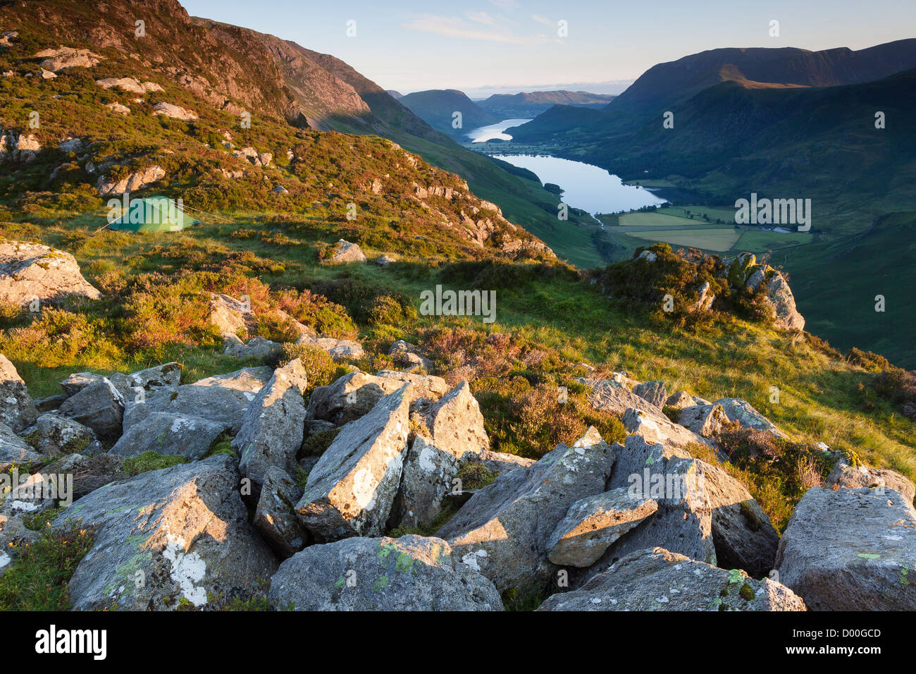 Ein zwei-Mann-Zelt aufgeschlagen auf Heuhaufen über aussehende Buttermere im Lake District. Stockfoto