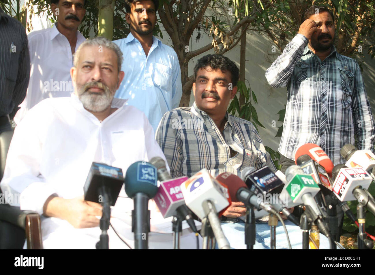 CID Polizei offiziellen Chaudhry Aslam und Ali Raza Adressen Medien Personen während einer Pressekonferenz im Garten Headquarter CID Polizeizelle am Dienstag, 13. November 2012 statt. CID Polizei verhaftet vier Aktivisten der aufgelösten Lashkar-e-Jhangvi (LeJ) während der Suchvorgang in Manghopir Bereich in Karachi, CID Polizei erholt 25 Kilogramm Sprengstoff, 04 Handgranate, 02 Riffles, 03 9mm Pistolen und Zünder Verdrahtung nach Überfall, Angeklagte gestand, dass sie in mehr als 150 sektiererischen Ziel Tötungen der schiitischen Muslime verwickelt waren und ein hoch-Inte geplant Stockfoto