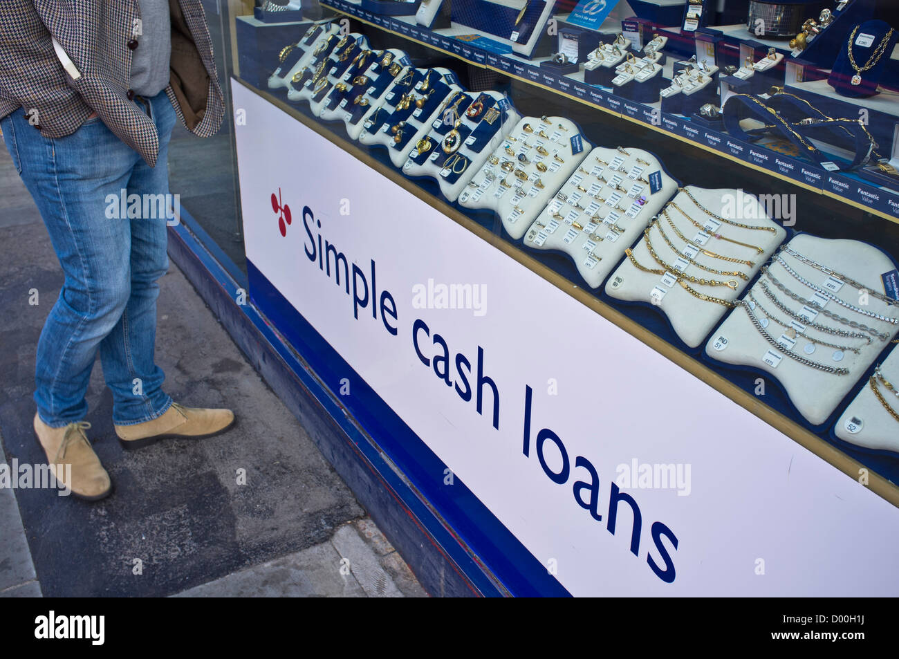 Die Storefront zu einem Pfandleiher in Dalston, London, UK bietet Zahltag Darlehen Bargeld. Stockfoto
