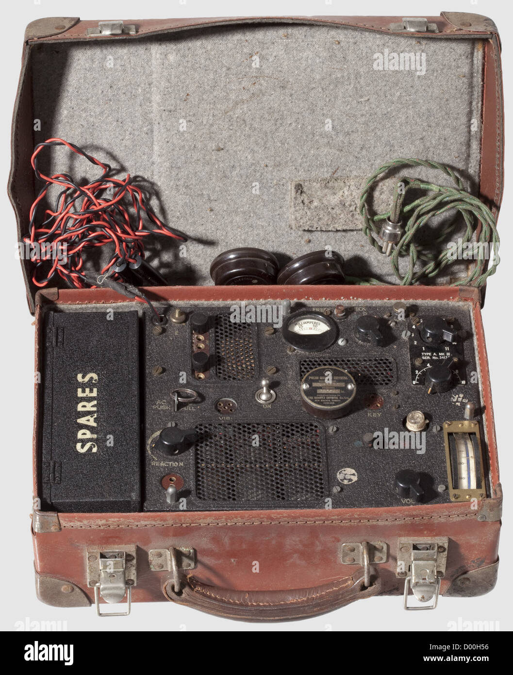 Ein Spionagefadio 'Typ A MK. III,',SER. Nr. 34136 der britischen Sonderoperation Executive (SOE) aus dem Zweiten Weltkrieg. Bestehend aus Sender-Empfänger, einer 'Spares Box' (mit einer Glühbirne, zwei 'Crystal Unit(s)', 'W&W Vibrator 6 Volt Typ NS/6', zwei Adaptern), Morse Key 'S.230/i.R.', Kopfhörer 'Multitone Electric Co. Ltd. London' (unvollständig) und einem 'Piezo Quarzkristall'. Mit zivilen Koffer und Original-Handbuch "Tragbare Transceiver Modell A MK. III“. Vollständigkeit und Funktionalität nicht getestet. Größe ca. 31 x 20 cm, Höhe 10 cm, historisch, historisch, 1930, Zusatzrechte-Clearences-nicht lieferbar Stockfoto